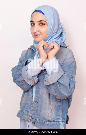 Happy muslimische Frau, die traditionelle abaya Kleidung und gesundes Herz Form Abbildung bilden. Positive menschliche Emotion Ausdruck, Liebe, Fürsorge, Er Stockfoto