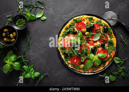 Pizza. Traditionelle italienische Pizza mit grünem Basilikum Pesto Stockfoto