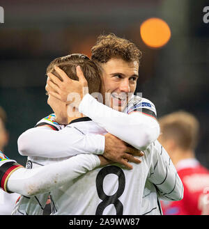 Jubel Leon Goretzka (GER) nach seinem Ziel, 2:0, mit Toni Kroos l. (GER), Umarmung Fußball Laenderpiel, EM-Qualifikation, Gruppe C 9.Spieltag, Deutschland (GER) - Belarus (BLR), 16.11.2019, Borussia Mönchengladbach/Deutschland. € | Nutzung weltweit Stockfoto