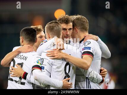 Jubel Leon Goretzka (GER) nach seinem Ziel zu 2:0 von Matthias GINTER (GER), Leon Goretzka (GER), Toni Kroos (GER), Fussball Laenderspiel, EM-Qualifikation, Gruppe C 9.Spieltag, Deutschland (GER) - Belarus (BLR), an 16/11/2019 bei Borussia Mönchengladbach/Deutschland. € | Nutzung weltweit Stockfoto