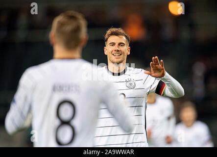 Jubel Leon Goretzka (GER) nach seinem Ziel, 2:0, mit Toni Kroos l. (GER) Fussball Laenderspiel, EM-Qualifikation, Gruppe C 9.Spieltag, Deutschland (GER) - Belarus (BLR), 16.11.2019, Borussia Mönchengladbach/Deutschland. € | Nutzung weltweit Stockfoto