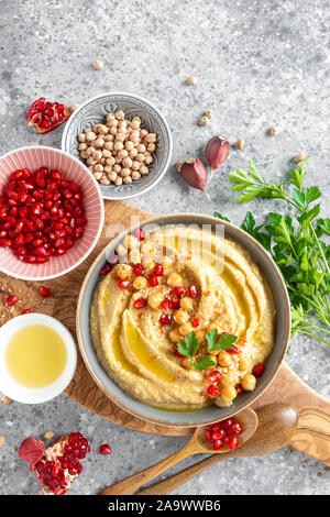 Kichererbsen mit Hummus tahini in eine Schüssel geben. Gesunde vegetarische Vorspeise. Nahöstliche Küche Stockfoto