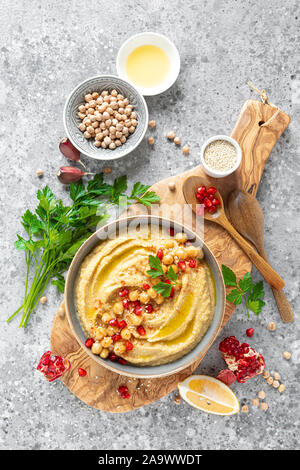Kichererbsen mit Hummus tahini in eine Schüssel geben. Gesunde vegetarische Vorspeise. Nahöstliche Küche Stockfoto