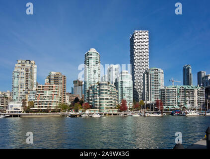 Turmartige Wohnhäuser auf den False Creek, Vancouver, British Columbia, Kanada. Vancouver Gehäuse an der Waterfront. Stockfoto