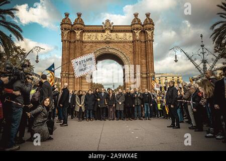 Barcelona, Spanien. Nov, 2019 18. Katalanische Präsident QUIM TORRA kommt an der katalanischen hohen Gerichtshof gegenüber Behauptungen über den Ungehorsam. Torra zunächst widerstanden im Vorfeld der allgemeinen Wahlen im April ein Hohes Gericht um zu entfernen "Partisan" Symbole aus der Regierung Gebäude während des Wahlkampfes. Credit: Matthias Oesterle/Alamy leben Nachrichten Stockfoto