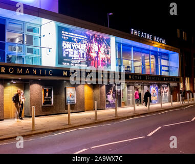 Das Äußere des Theatre Royal in der Stadt Norwich Norfolk beleuchtet durch die hellen Lichter in der Nacht Stockfoto