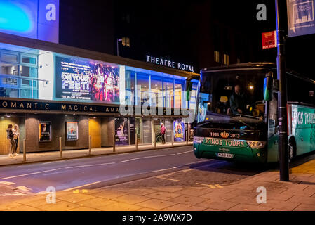 Tour Bus warten außerhalb des Theatre Royal in der Stadt Norwich warten auf die Show zu Ende und das Publikum erfordern Transport Home Stockfoto