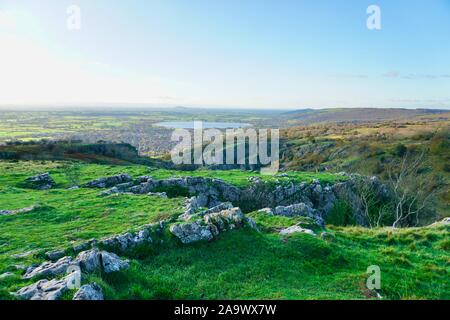 Ansicht von der Oberseite der East Cliff von Cheddar Gorge, Somerset, England, mit Cheddar Behälter und Brent Knoll in der Ferne. Stockfoto