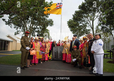 Die Leute von der Insel Niue im Südpazifik willkommen der Prinz von Wales und die Herzogin von Cornwall, wie sie für eine Kranzniederlegung Zeremonie am Mount Roskill Kriegerdenkmal in Auckland ankommen, am zweiten Tag der königlichen Besuch in Neuseeland. PA-Foto. Bild Datum: Montag, November 18, 2019. Siehe PA Geschichte ROYAL Tour. Photo Credit: Victoria Jones/PA-Kabel Stockfoto