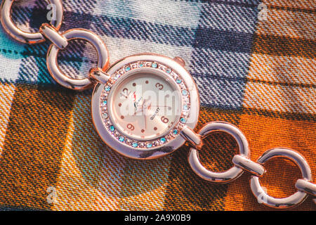 Closeup classic Frau' Armbanduhr mit Armband. Stockfoto