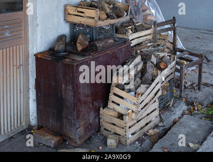 Alte Holzkisten vor dem Haus Stockfoto