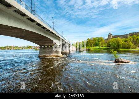 Grenzbrücke zwischen Narva, Estland und Russland Iwangorod, über den Fluss Narva. Festung Iwangorod auf Hintergrund Stockfoto