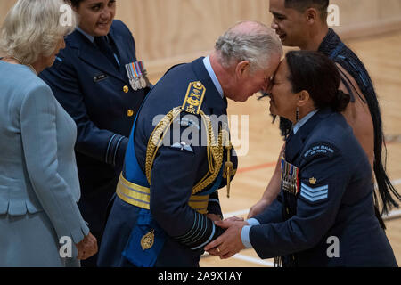 Der Prinz von Wales erhält einen traditionellen Maori Gruß, der hongi, im Queen's Farbe Zeremonie an Whenuapai Royal New Zealand Air Force (Rnzaf), Basis, am zweiten Tag der königlichen Besuch in Neuseeland. PA-Foto. Bild Datum: Montag, November 18, 2019. Siehe PA Geschichte ROYAL Tour. Photo Credit: Victoria Jones/PA-Kabel Stockfoto