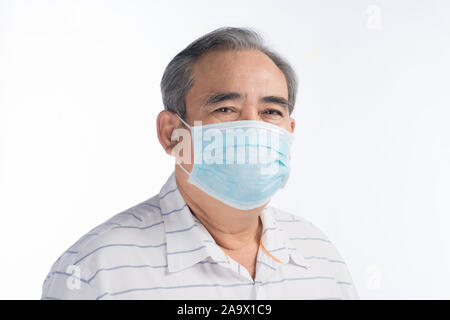 Asiatische älterer Mann mit Maske auf weißem Hintergrund, selektive konzentrieren. Stockfoto