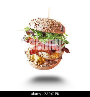 Big Burger gegen den weißen Hintergrund fliegen. Mit Freistellungspfad isoliert Stockfoto