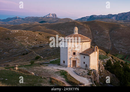Schöne Kapelle Chiesa di Santa Maria della Pietà in der Dämmerung vor Sonnenaufgang mit kargen Landschaft und Berge des Corno Grande im Hintergrund, Rocca Cala Stockfoto