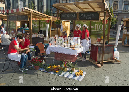 Zrenjanin, Serbien, 27. September 2019. Ein Team von Frauen, die gekocht Ajvar und ihre verschiedenen Produkte und Exponate ausgestellt. Stockfoto