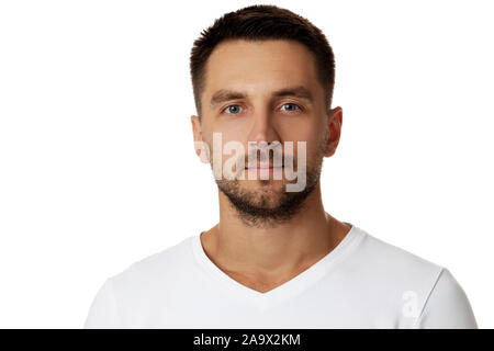 Die Jungen gut aussehenden bärtigen Mann in lässig-weißen Pullover posiert im Studio auf weißem Hintergrund Stockfoto