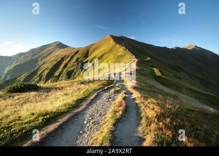 Wanderweg führt zum Gipfel in den Bergen der Hohen Tatra im September. Die Tatra sind die höchsten Gipfel der Karpaten auf dem Polish-Slovakia. Stockfoto
