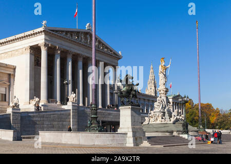 Wien, Österreich - 2 November, 2015: Pallas Athene Brunnen vor dem österreichischen Parlament Gebäude. Es wurde zwischen 1893 und 1902 Stockfoto