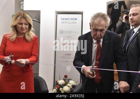 Bratislava, Slowakei. 16 Nov, 2019. Die tschechischen und slowakischen Präsidenten, Milos Zeman und Zuzana Caputova, feierlich eröffnet der Tschechischen Haus in Bratislava heute, am Samstag, den 16. November 2019, mit Zeman sagte, er wünsche für das Haus ein Ort der Begegnung und Freundschaft. Die Tschechische Republik hat das Haus, das ist das Zentrum der Tschechischen Aktivitäten in der slowakischen Hauptstadt, die vom Unternehmer Tomas Chrenek vermietet. Credit: Vaclav Salek/CTK Photo/Alamy leben Nachrichten Stockfoto