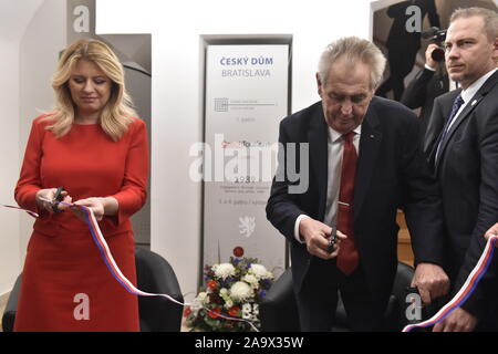 Bratislava, Slowakei. 16 Nov, 2019. Die tschechischen und slowakischen Präsidenten, Milos Zeman und Zuzana Caputova, feierlich eröffnet der Tschechischen Haus in Bratislava heute, am Samstag, den 16. November 2019, mit Zeman sagte, er wünsche für das Haus ein Ort der Begegnung und Freundschaft. Die Tschechische Republik hat das Haus, das ist das Zentrum der Tschechischen Aktivitäten in der slowakischen Hauptstadt, die vom Unternehmer Tomas Chrenek vermietet. Credit: Vaclav Salek/CTK Photo/Alamy leben Nachrichten Stockfoto