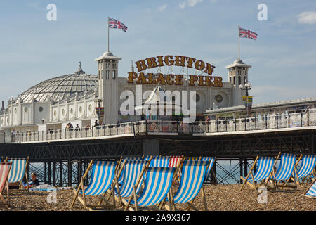 Brighton, England, August 8, 2019: Strand, Meer und dem Palace Pier mit Menschen Stockfoto