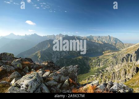 Aussicht auf die Gipfel der Hohen Tatra über dem Tal. Die Tatra sind die höchsten Gipfel der Karpaten auf die polnisch-slowakische Grenze. Stockfoto