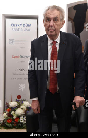 Bratislava, Slowakei. 16 Nov, 2019. Die tschechischen und slowakischen Präsidenten, Milos Zeman und Zuzana Caputova (nicht auf dem Foto), feierlich eröffnet der Tschechischen Haus in Bratislava heute, am Samstag, den 16. November 2019, mit Zeman sagte, er wünsche für das Haus ein Ort der Begegnung und Freundschaft. Die Tschechische Republik hat das Haus, das ist das Zentrum der Tschechischen Aktivitäten in der slowakischen Hauptstadt, die vom Unternehmer Tomas Chrenek vermietet. Credit: Vaclav Salek/CTK Photo/Alamy leben Nachrichten Stockfoto