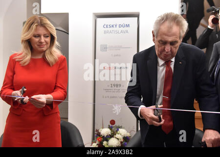 Bratislava, Slowakei. 16 Nov, 2019. Die tschechischen und slowakischen Präsidenten, Milos Zeman und Zuzana Caputova, feierlich eröffnet der Tschechischen Haus in Bratislava heute, am Samstag, den 16. November 2019, mit Zeman sagte, er wünsche für das Haus ein Ort der Begegnung und Freundschaft. Die Tschechische Republik hat das Haus, das ist das Zentrum der Tschechischen Aktivitäten in der slowakischen Hauptstadt, die vom Unternehmer Tomas Chrenek vermietet. Credit: Vaclav Salek/CTK Photo/Alamy leben Nachrichten Stockfoto