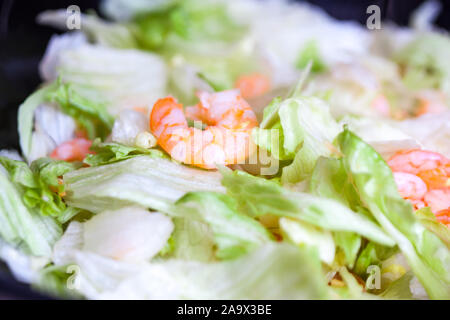 Köstliche Caesar mit den argentinischen Garnelen Nahaufnahme. North American Cuisine Restaurant Dish, Menüpunkt. Lecker Salat mit Meeresfrüchten. Organische Mittagessen, Stockfoto
