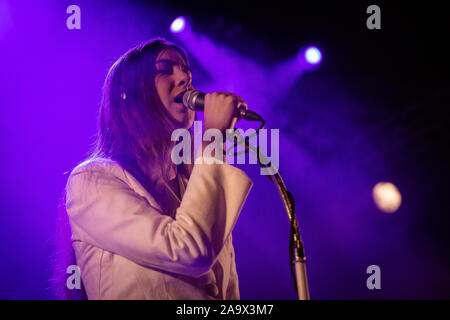 Oslo, Norwegen. 17. Nov, 2019. Der amerikanische Sänger, Songwriter und Musiker Weyes Blut führt ein Live Konzert im Parkteatret in Oslo. (Foto: Gonzales Foto/Tord Litleskare/Alamy Live News). Stockfoto