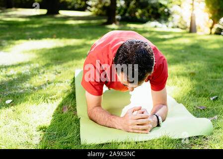 Im mittleren Alter Mann Planken in den Park. Stockfoto