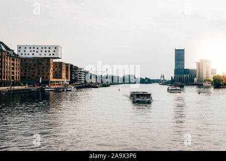 Berlin, Deutschland - 29. Juli 2019: Malerische Aussicht auf Spree und Berliner Stadtbild von der Oberbaumbrücke. Sun Flair für den Hintergrund. Stockfoto