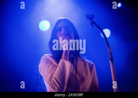 Oslo, Norwegen. 17. Nov, 2019. Der amerikanische Sänger, Songwriter und Musiker Weyes Blut führt ein Live Konzert im Parkteatret in Oslo. (Foto: Gonzales Foto/Tord Litleskare/Alamy Live News). Stockfoto