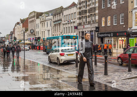 Das auffällige Walking Frau Bronzestatue des Bildhauers Sean Henry schreiten durch Colchester High Street. Stockfoto