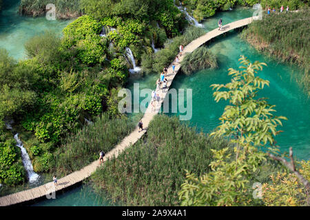 Holzsteg zwischen den Kaluderovac gesehen und Gavanovac mit kleinen Wasserfällen und Kaskaden im Nationalpark Plitvicer Seen/Nacionalni Park Plitvicer Seen Stockfoto