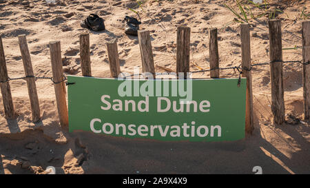 Zeichen: Sand dune conservation, mit Schuhen im Hintergrund St. Anne's Beach, Lancashire, England, UK gesehen Stockfoto