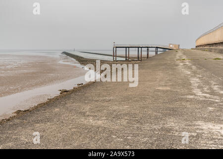 Der Rücklauf von Heysham Power Station, an der Küste der Irischen See in Heysham, Lancashire, England, Großbritannien Stockfoto