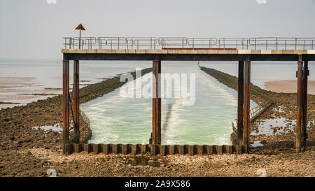 Der Rücklauf von Heysham Power Station, an der Küste der Irischen See in Heysham, Lancashire, England, Großbritannien Stockfoto