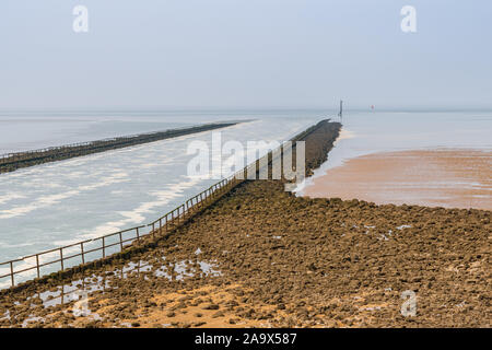 Der Rücklauf von Heysham Power Station, an der Küste der Irischen See in Heysham, Lancashire, England, Großbritannien Stockfoto