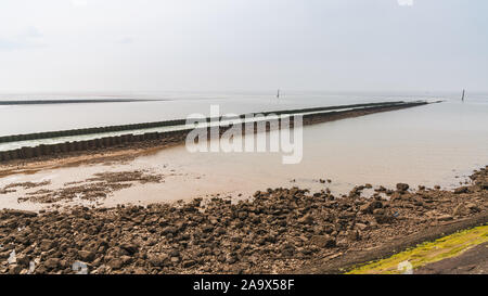 Der Rücklauf von Heysham Power Station, an der Küste der Irischen See in Heysham, Lancashire, England, Großbritannien Stockfoto