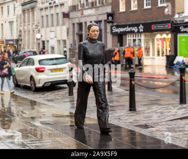 Das auffällige Walking Frau Bronzestatue des Bildhauers Sean Henry schreiten durch Colchester High Street. Stockfoto