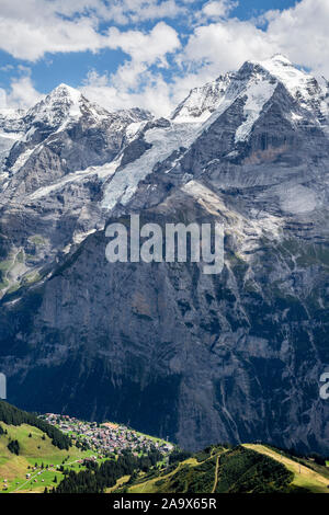 Blick über das Lauterbrunnental auf den Eiger, Mönch, Jungfrau und das Dorf von Mürren Schilthorn Gipfel, Schweiz Stockfoto