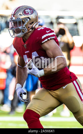 Santa Clara, Kalifornien, USA. 17. Nov, 2019. San Francisco Verteidiger Kyle Juszczyk (44) läuft mit dem Fußball während der NFL Football Spiel zwischen den Arizona Cardinals und den San Francisco 49ers 36-26 bei Levi Stadion Santa Clara, Calif. Thurman James/CSM-Kredit gewinnen: Cal Sport Media/Alamy leben Nachrichten Stockfoto