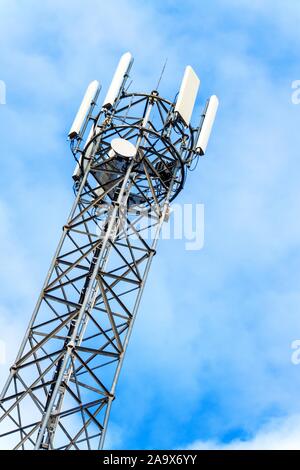Telekommunikation Mast gegen den blauen Himmel. Herbst Landschaft mit fahnenstange. Moderne broadcast Technik. Stockfoto