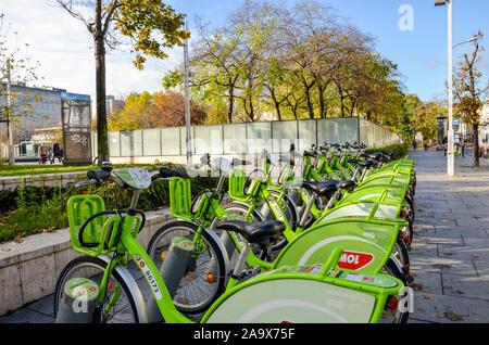 Budapest, Ungarn - Nov 6, 2019: Öffentliches Grün Fahrräder für Autovermietung in das Zentrum der ungarischen Hauptstadt. Bike-sharing. Umweltfreundliche Verkehrsmittel. Ökologische Maßnahmen in den Städten. Fahrräder. Stockfoto