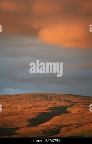 North Pennines Gipfel unter Dramatischen Abendhimmel Stockfoto