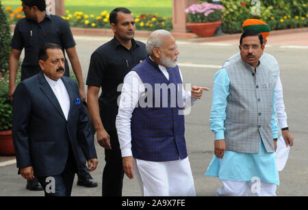 Indische Ministerpräsident Narendra Modi mit Parlamentarische Angelegenheiten Minister Pralhad Joshi und Minister im PMO Jeetendra Singh auf dem Weg nach Adressen der Medi Stockfoto