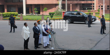 Indische Ministerpräsident Narendra Modi mit Parlamentarische Angelegenheiten Minister Pralhad Joshi und Minister im PMO Jeetendra Singh sourounded durch Sicherheit Servi Stockfoto